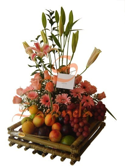 Lirios, Rosas, Gerberas y Frutas